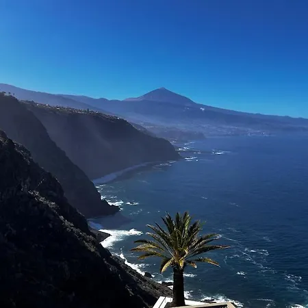 Cliffhanger Spectacular View Over North Coast *